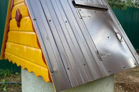Домик с крышей из профнастила